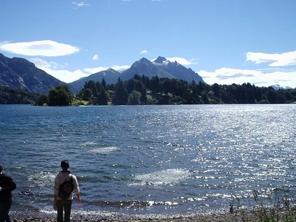 Murió un joven tras zambullirse en el lago Moreno