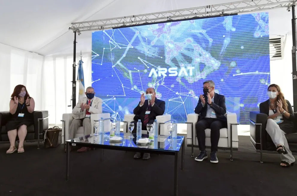 El jefe de Gabinete nacional, Juan Manzur, expuso en un encuentro en ARSAT.
