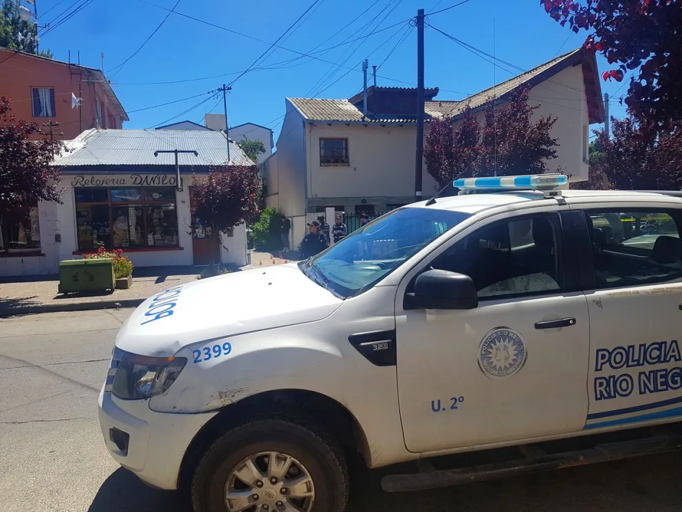 Un hombre agredió a una mujer embarazada y lesionó a dos efectivos policiales