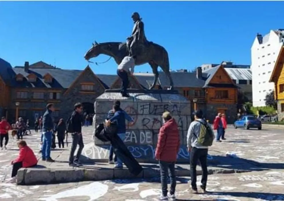 Volvieron a Bariloche después de 25 años y decidieron limpiar y arreglar el monumento a Roca
