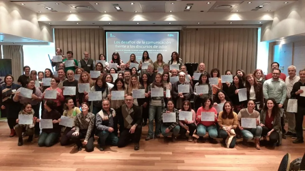 Los asistentes al seminario de Discursos de odio con sus diplomas de participación.