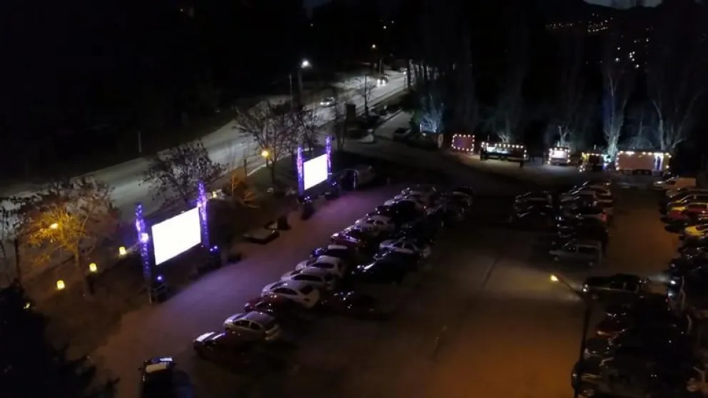 El Autocine Bariloche debutó con éxito en la estación del ferrocarril.