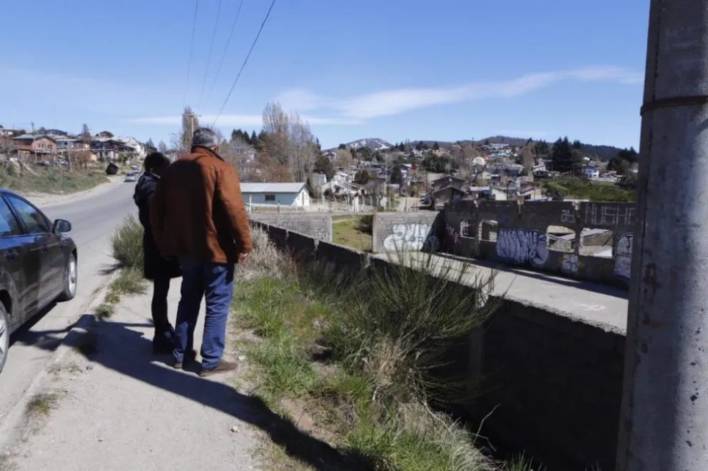 El intendente Gennuso visitó la obra abandonada del Gimnasio N° 4.