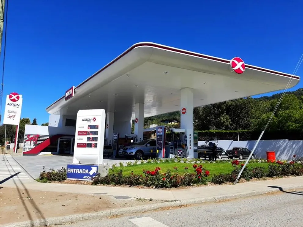 Comenzó a funcionar la estación de servicio Axion del 4 de Pioneros.