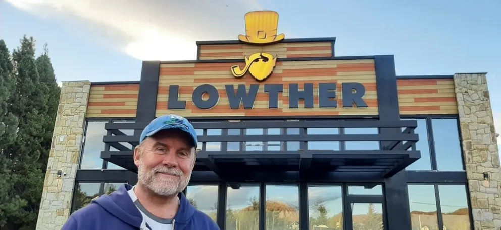 El Gringo Lowther en la fábrica de Dina Huapi.